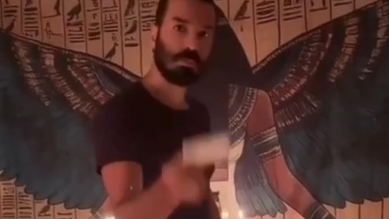 Vídeo: Espiritualista faz ritual de magia por justiça para cachorro Orelha e Manoel Franco