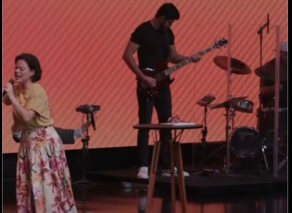 Ana Paula Valadão quebra xícara em ato profético durante evento em Belo Horizonte