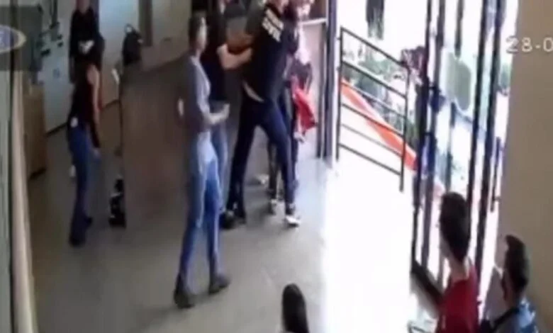 Homem ameaça matar a própria mãe, a persegue até delegacia e é preso em flagrante