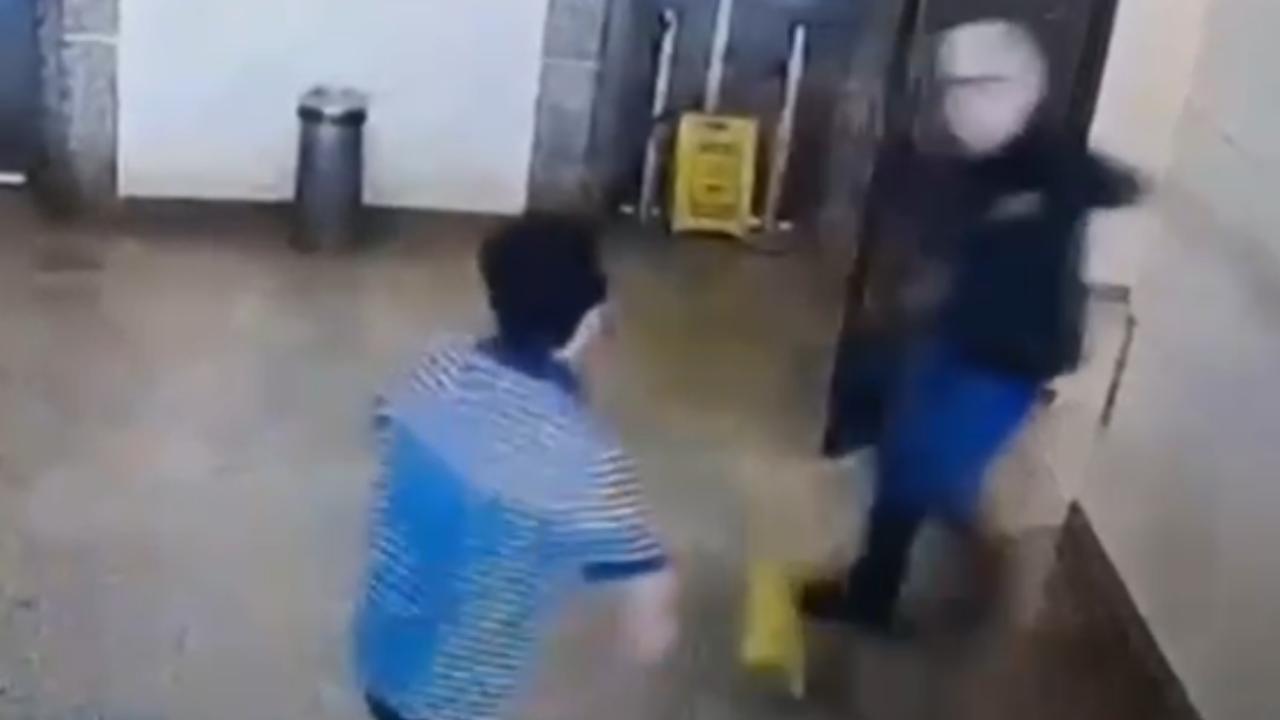Vídeo: Síndico de 67 anos é agredido por morador dentro de condomínio