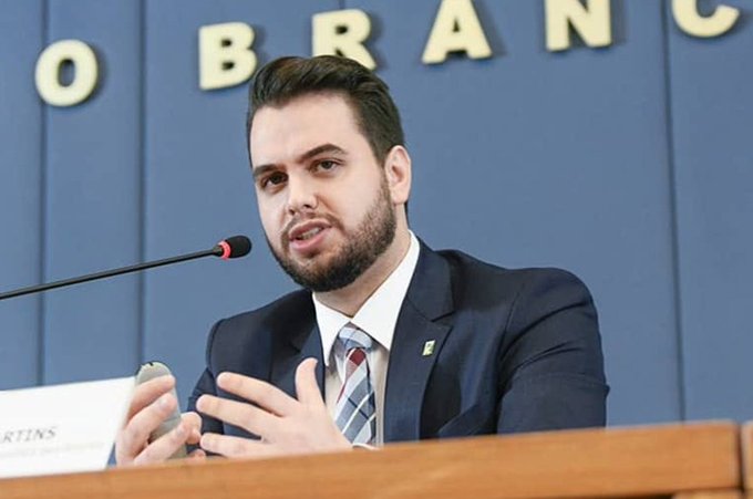 Filipe Martins deve seguir preso no Paraná; defesa nega uso de redes sociais pelo bolsonarista