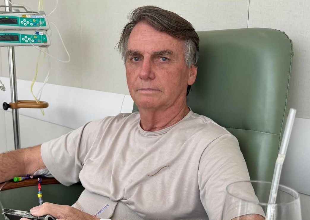Michelle diz que Bolsonaro sofreu queda após crise e bateu a cabeça