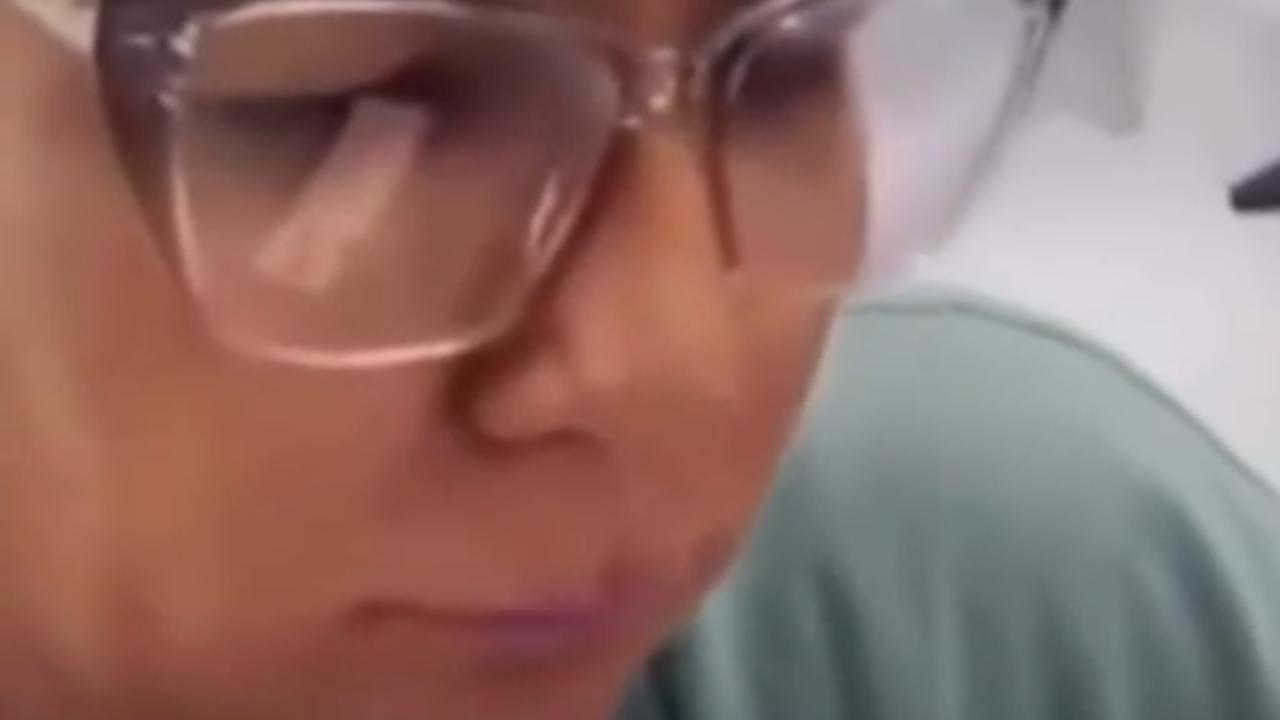 Vídeo: Mulher liga à polícia e denuncia maus-tratos a Bolsonaro na prisão