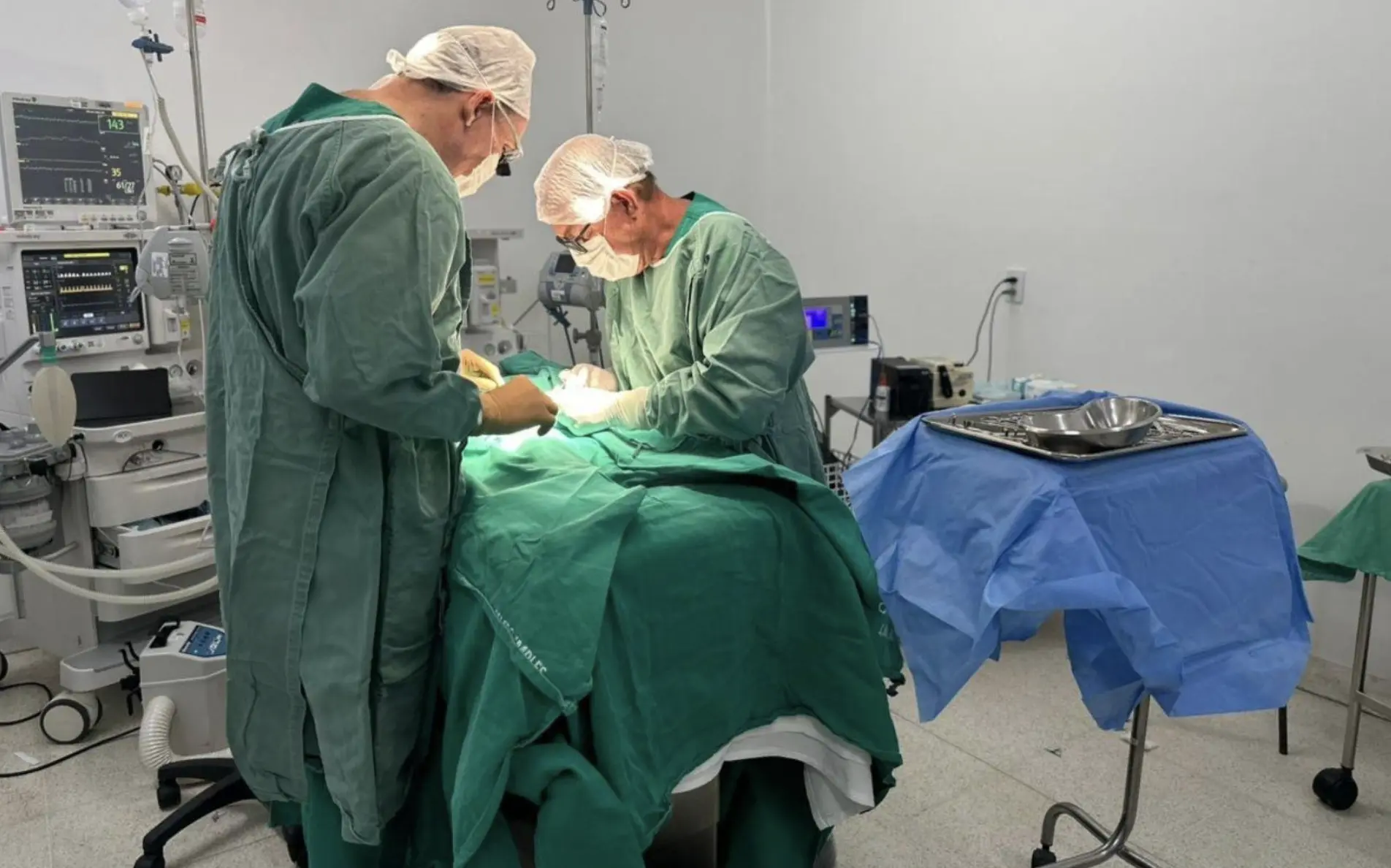 Cirurgia de emergência separa gêmeos siameses após morte de um dos bebês em Goiânia