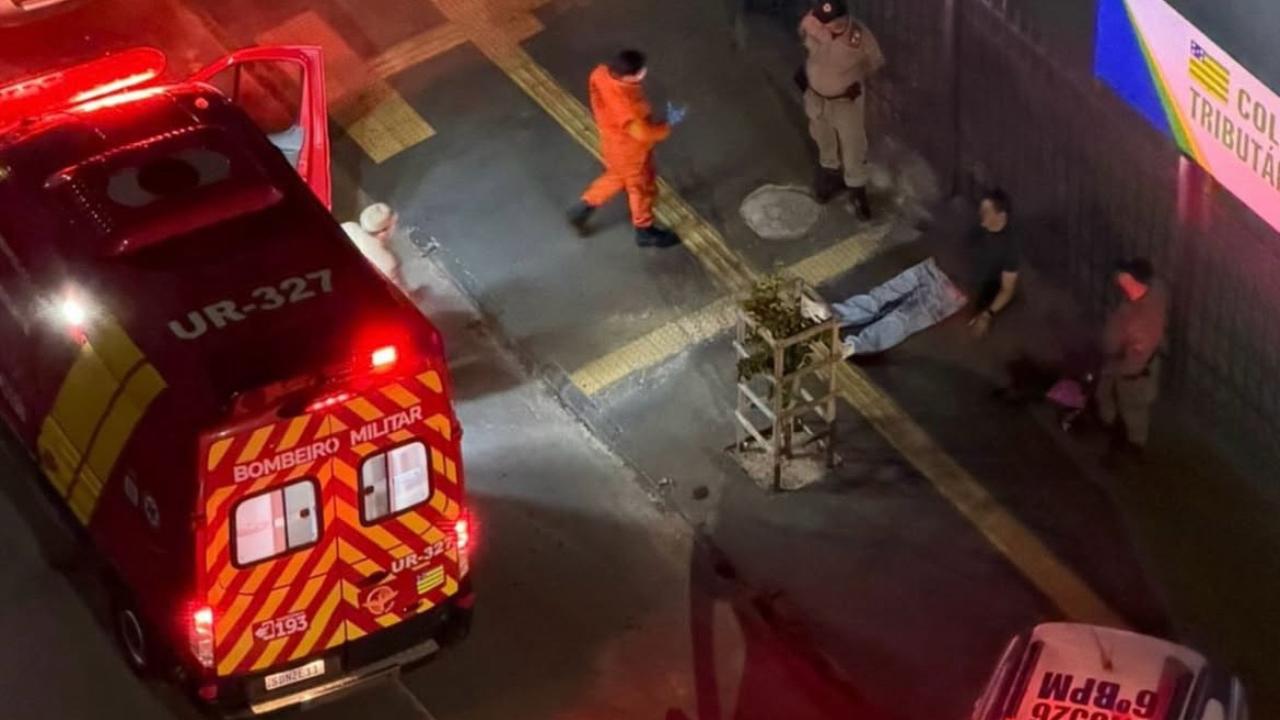 Homem é cercado, espancado e esfaqueado por trio de motos em Goiânia