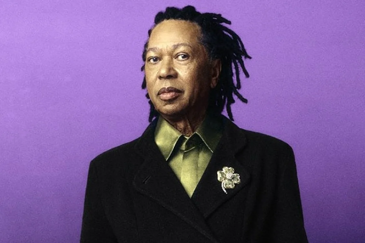 Aos 77 anos, Djavan celebra 50 anos de carreira entre os nomes mais ouvidos da MPB