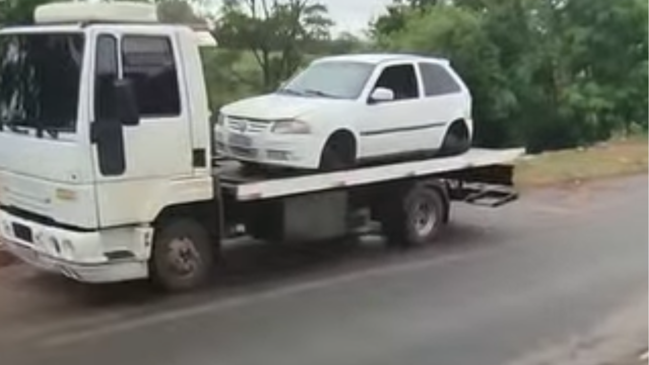 Carro é roubado e abandonado com som e rodas levados na região noroeste de Goiânia
