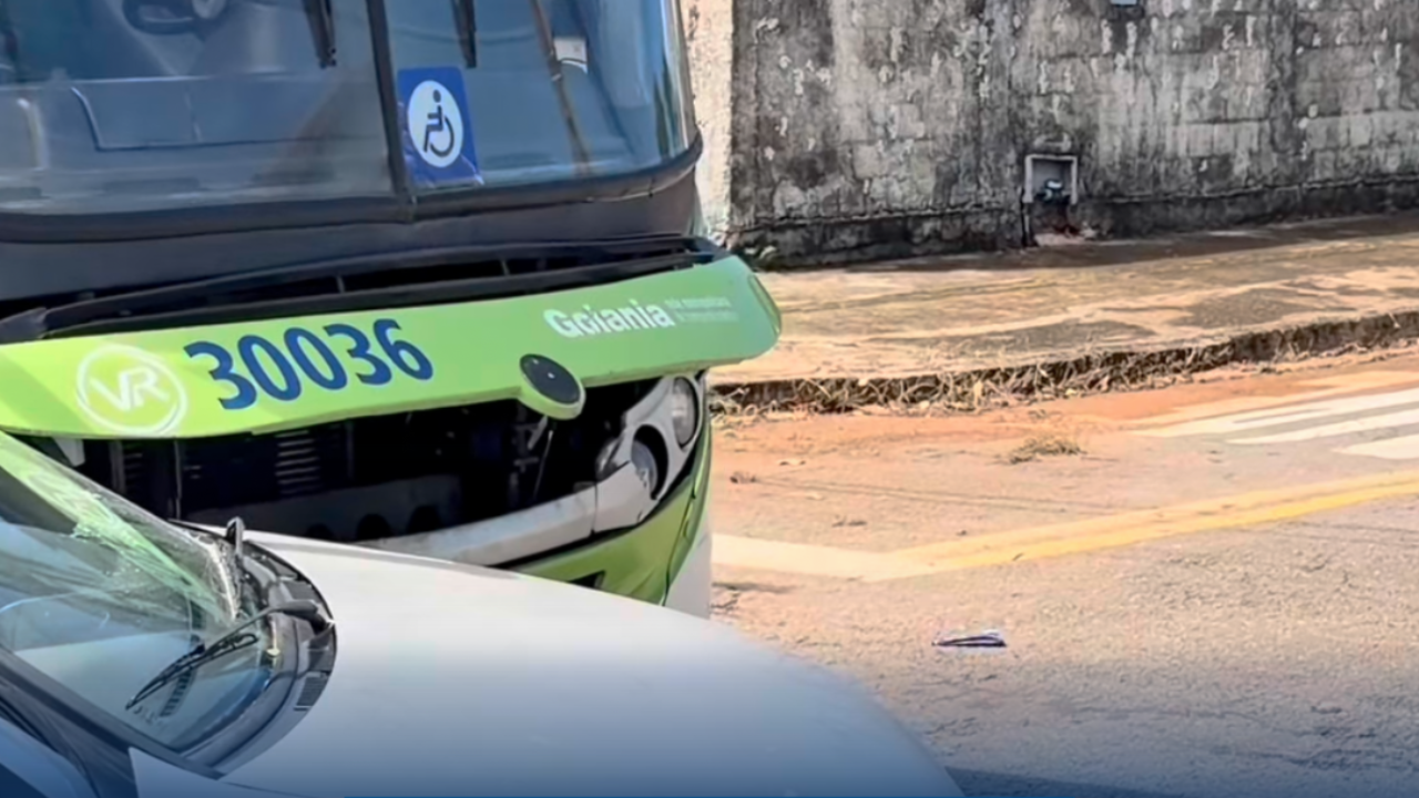 Colisão entre carro e ônibus causa acidente na região norte de Goiânia