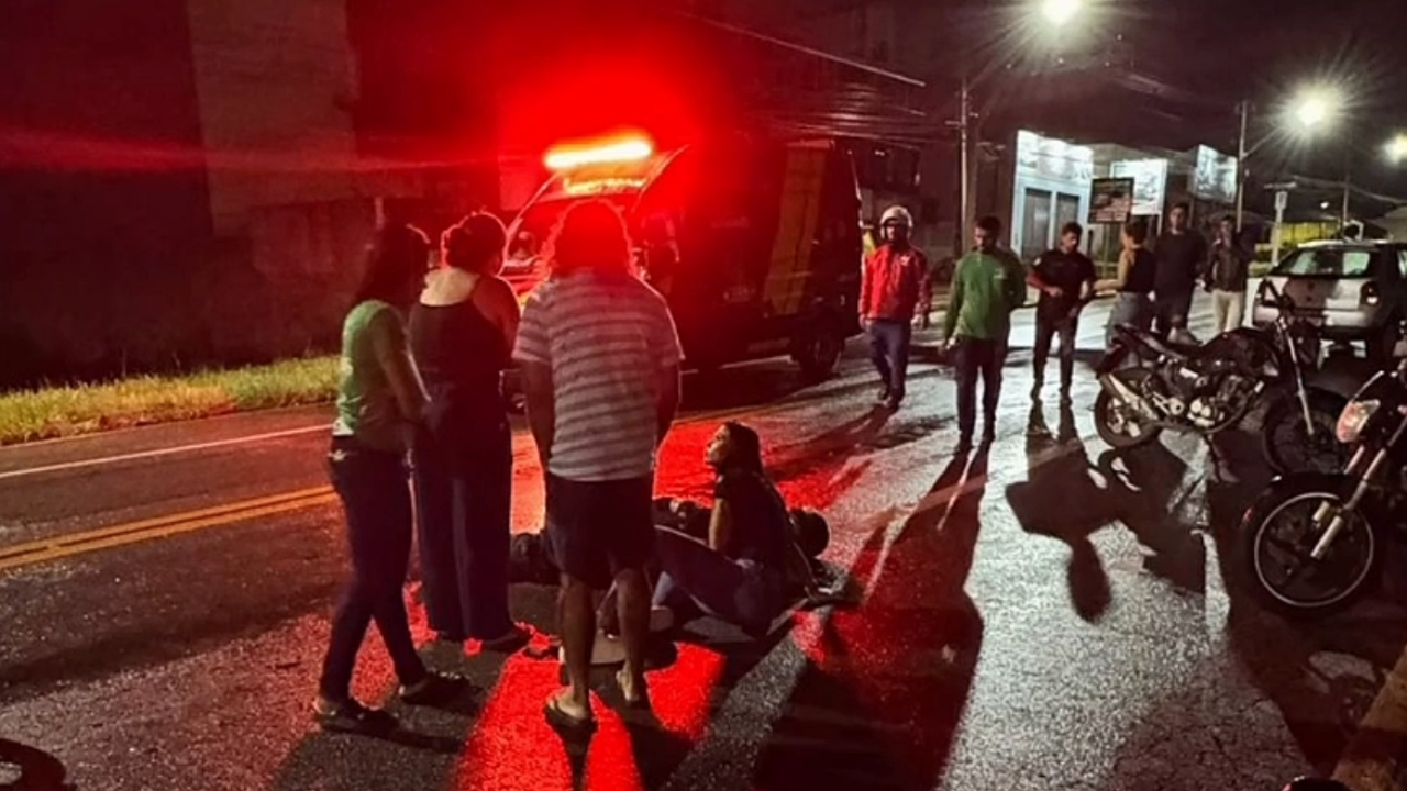 Acidente entre carro e moto interdita avenida na região Noroeste