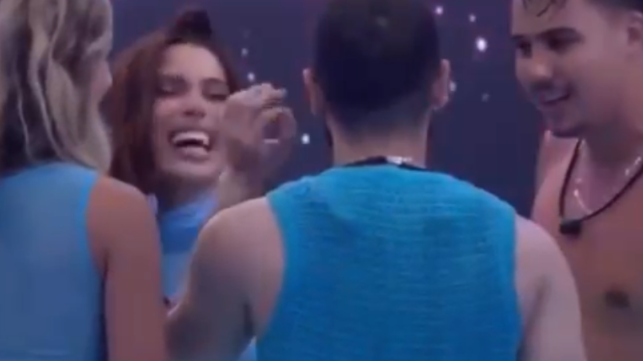 Vídeo: Anitta recusa drink feito por Pedro no BBB após ele beber antes de entregar