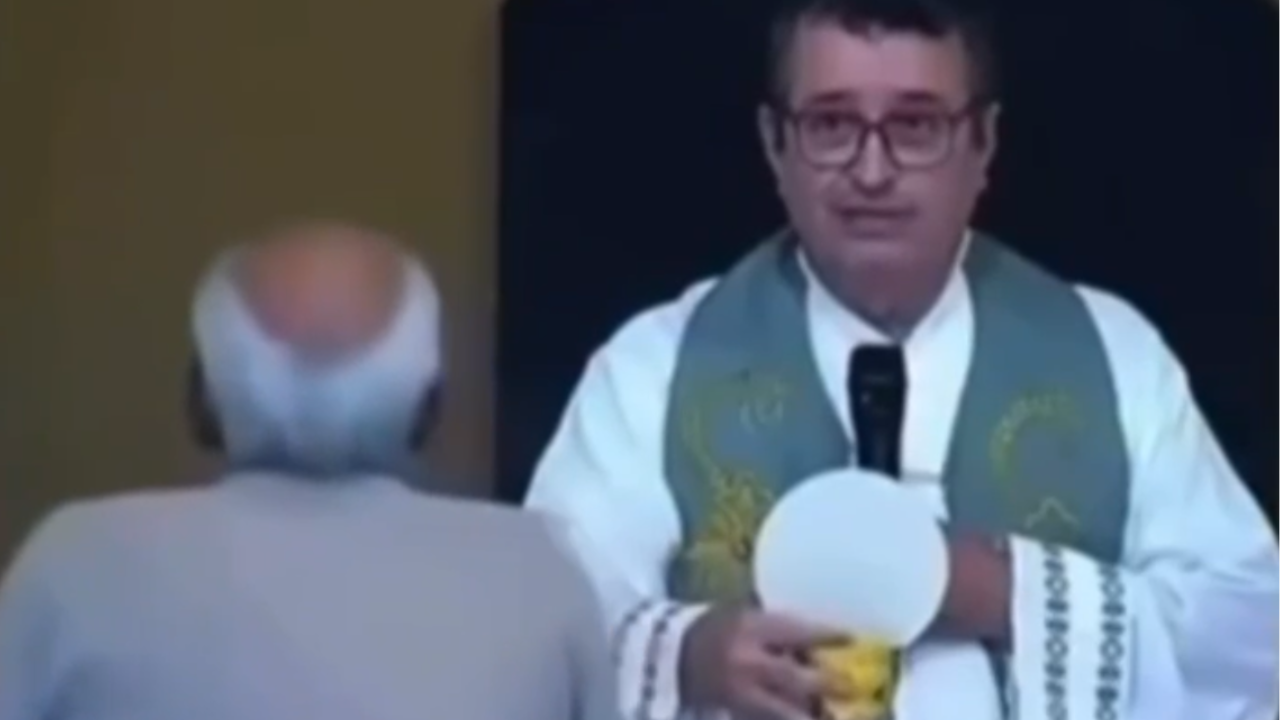 Vídeo: Avô que perdeu neto sobe ao altar e abraça padre durante missa