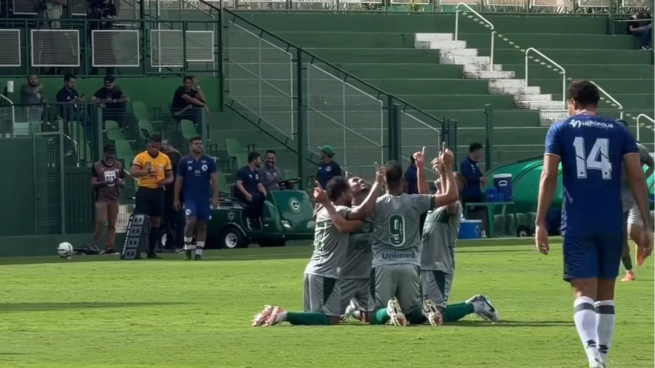Goiás goleia Centro Oeste na serrinha em jogo marcado por paralisação