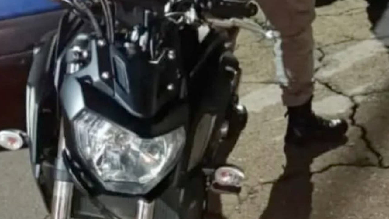 Motociclista foge de abordagem, avança sinais e é detido em Anápolis