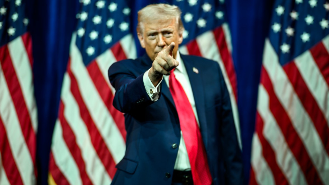 Trump anuncia tarifa de 25% para países que negociarem com o Irã