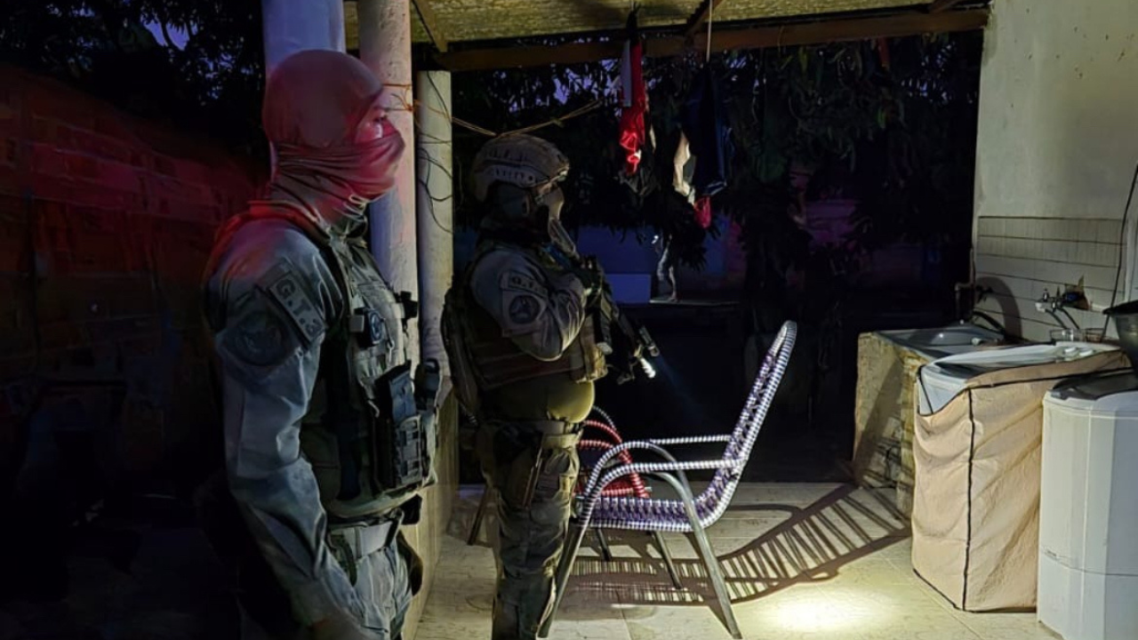 Polícia cumpre mandados contra acusados de extorsão por relacionamento extraconjugal