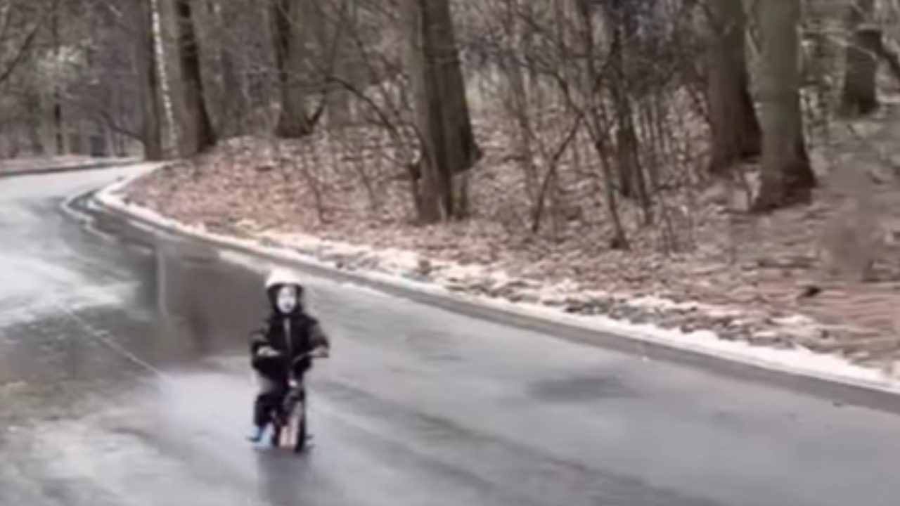 Menino desce ladeira íngreme de bicicleta, encanta a internet e impressiona pela coragem