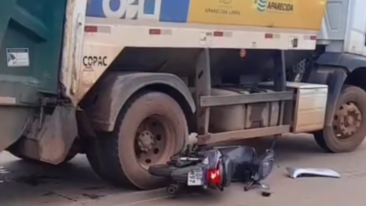 Motocicleta colide com caminhão de coleta de lixo em Aparecida de Goiânia