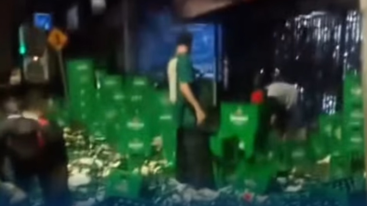 Carreta com cerveja tomba em acidente na madrugada em Goiânia