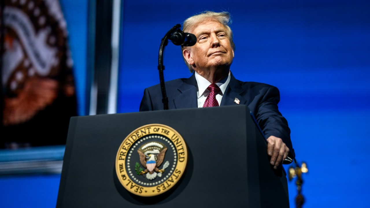Trump cancela segunda onda de ataques à Venezuela após anunciar cooperação em petróleo