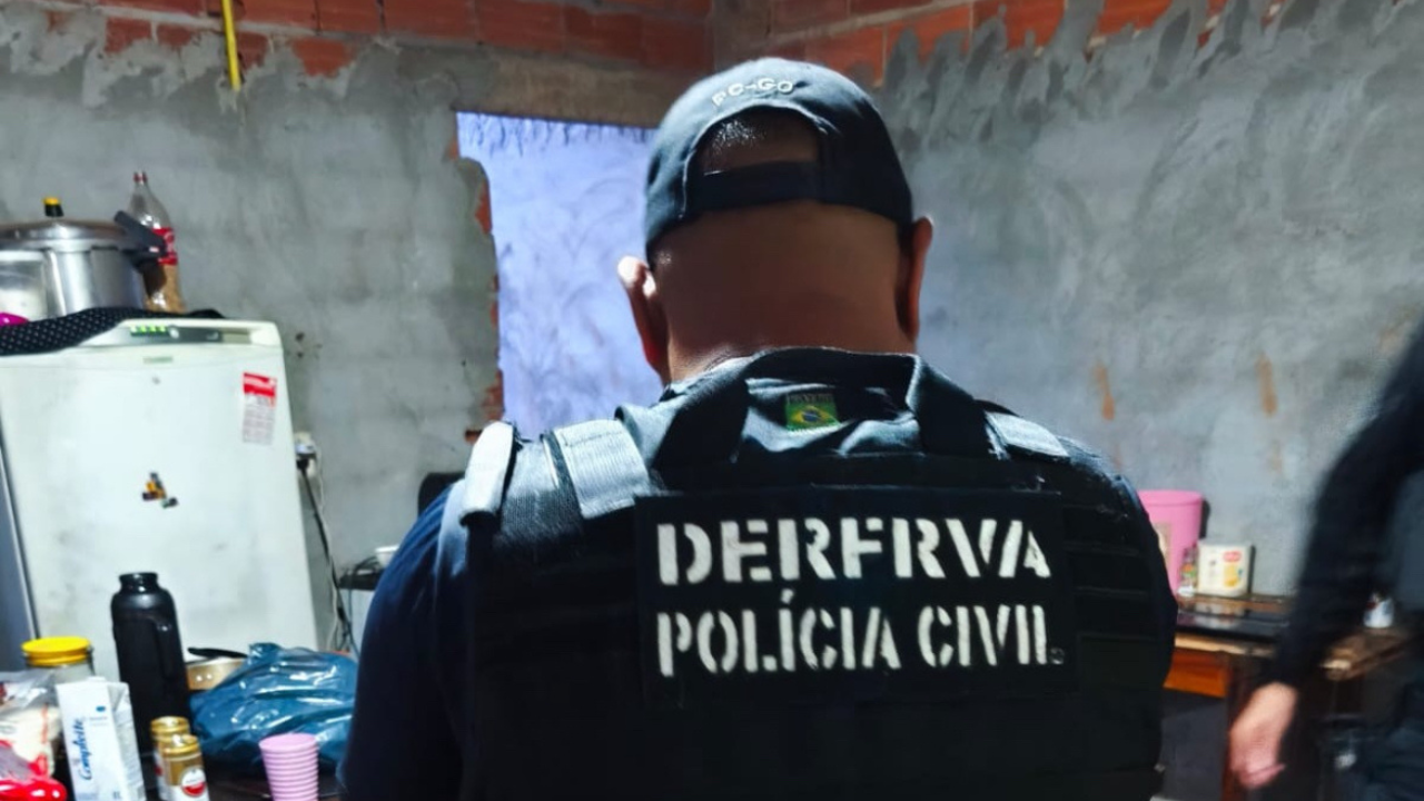Polícia prende casal acusado de extorsão e tráfico de drogas em Goiânia
