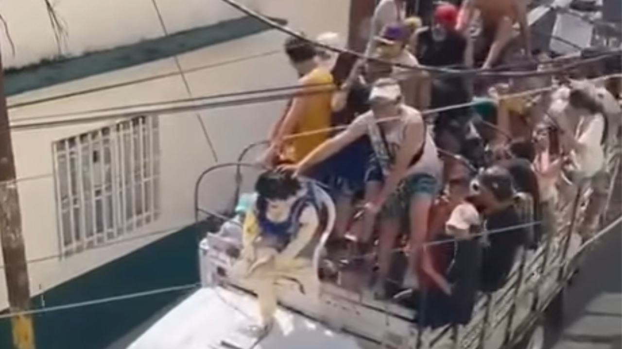 Caminhão tomba durante caravana festiva e deixa feridos