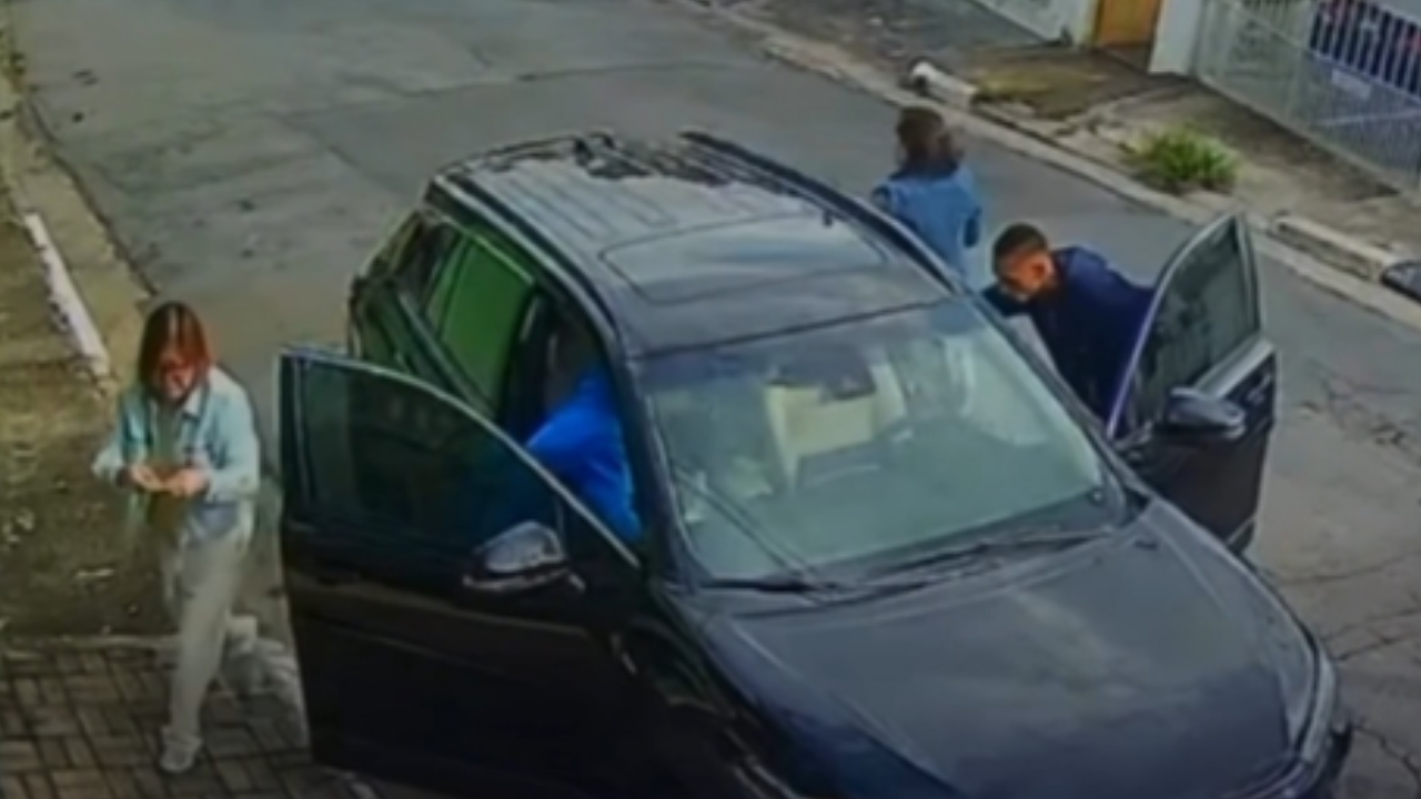 Criminosos tentam roubar carro, perdem o controle e fogem a pé em São Paulo