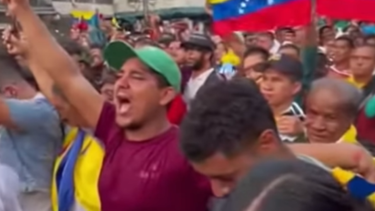 Multidão celebra queda de Maduro após operação militar dos EUA na Venezuela