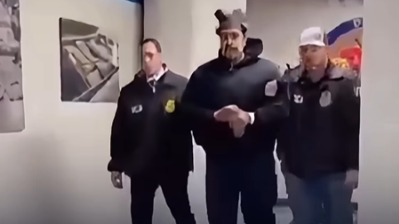 Maduro chega detido a Nova York, responde por tráfico internacional e deseja ‘feliz ano novo’ a policiais