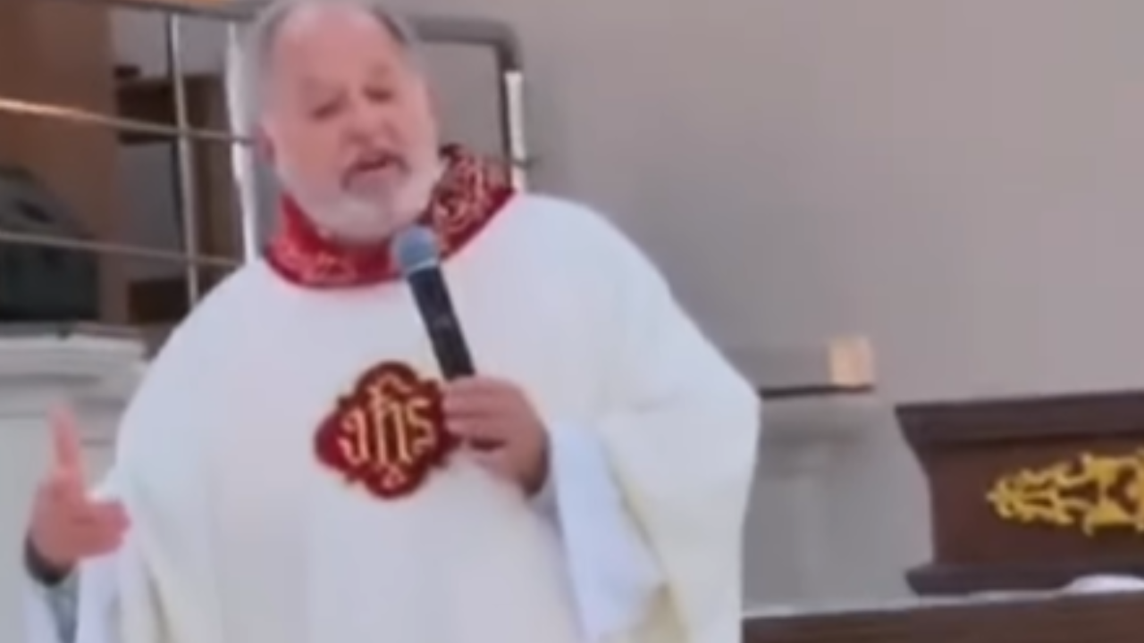 Padre cita prisão de Maduro, questiona Trump e provoca tumulto em missa em Trindade
