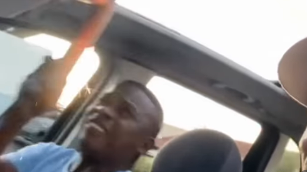 Rojão aceso em carro com teto solar volta para dentro e provoca pânico entre jovens