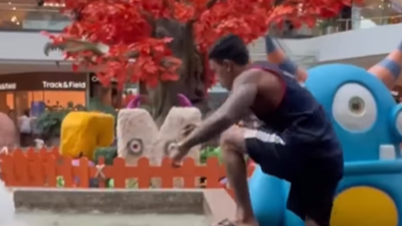 Homem mergulha em chafariz de shopping para se refrescar do calor