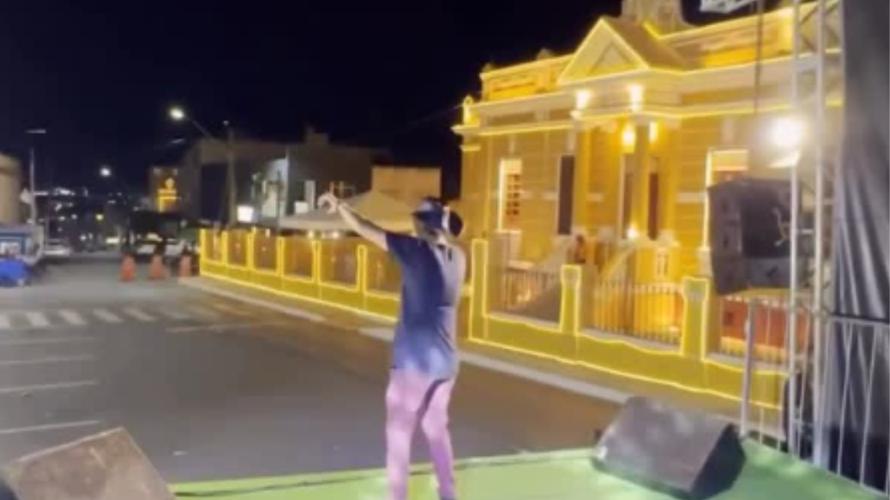 Cantor de Sergipe faz show sem público em praça e viraliza nas redes