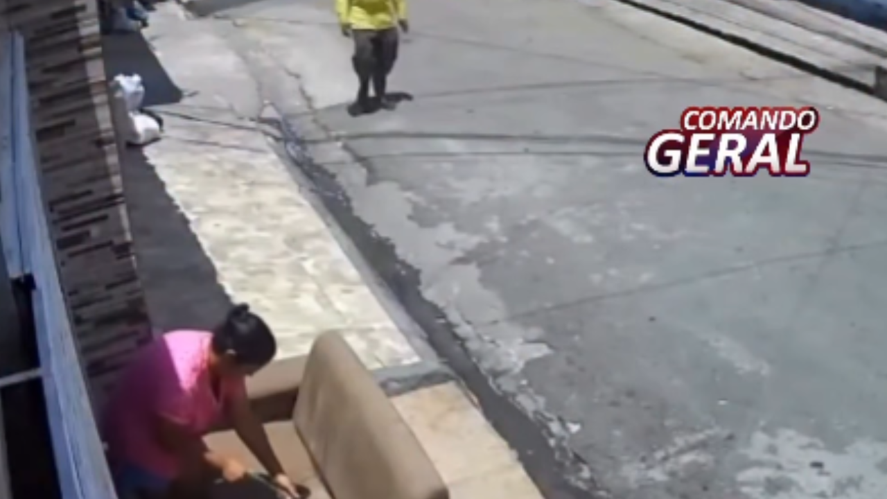 Sofá “desaparece” após moradora deixá-lo na calçada para secar e caminhão de lixo recolher móvel