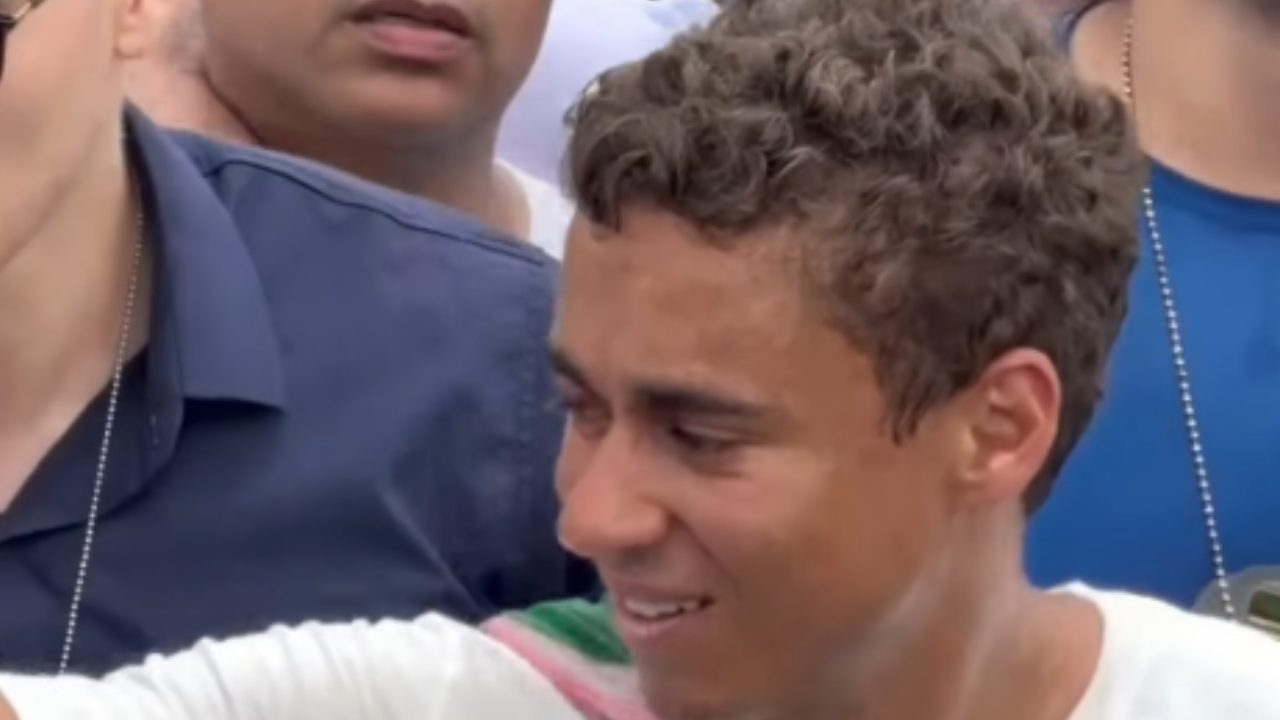 Nikolas Ferreira chega a Brasília após caminhada de 240 km e lidera ato pela anistia