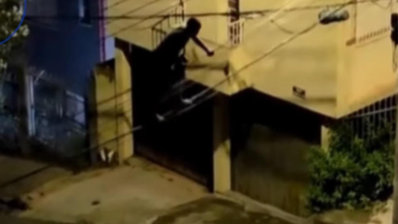 Homem se equilibra em fiação elétrica e foge após furtar cabos