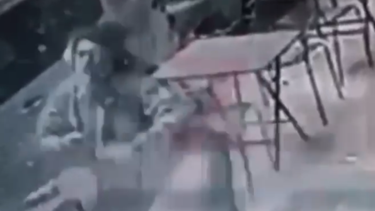 Vídeo: Vidro de sacada cai de prédio e atinge homem sentado em calçada