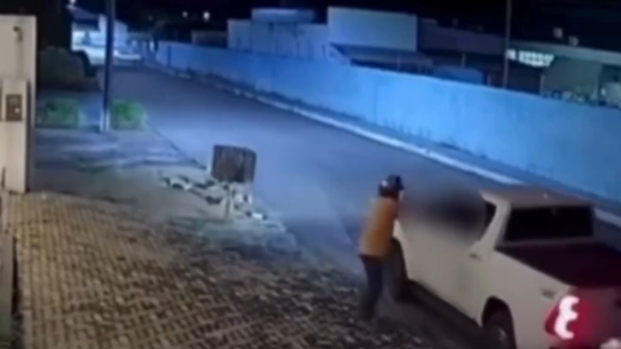 Vídeo: Empresário sobrevive a ataque a tiros por homem em moto