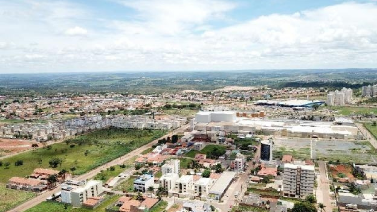 Valparaíso de Goiás abre concurso com 767 vagas e salários de até R$ 6 mil