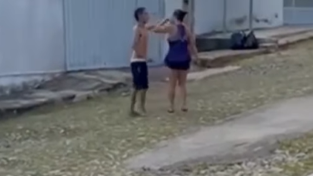 Homem agride mulher em via pública e é contido por populares
