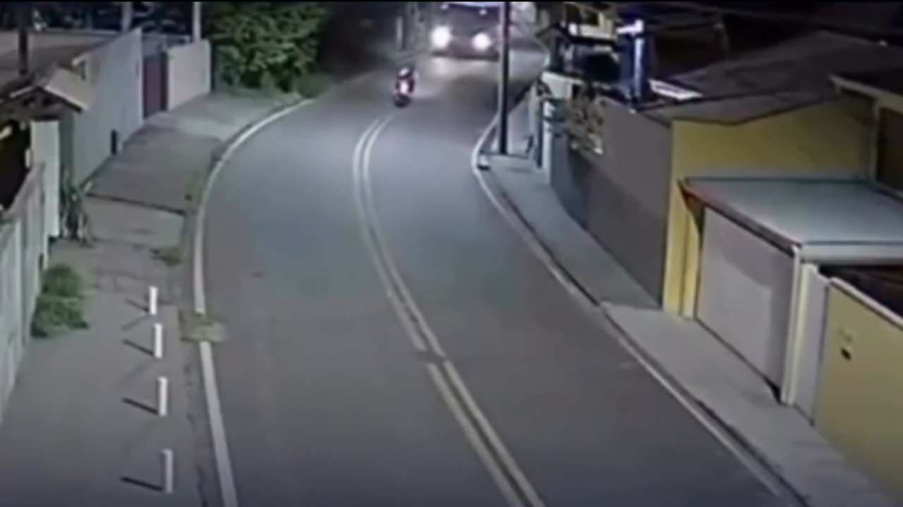 Vídeo: Casal morre após motocicleta bater de frente com ônibus executivo