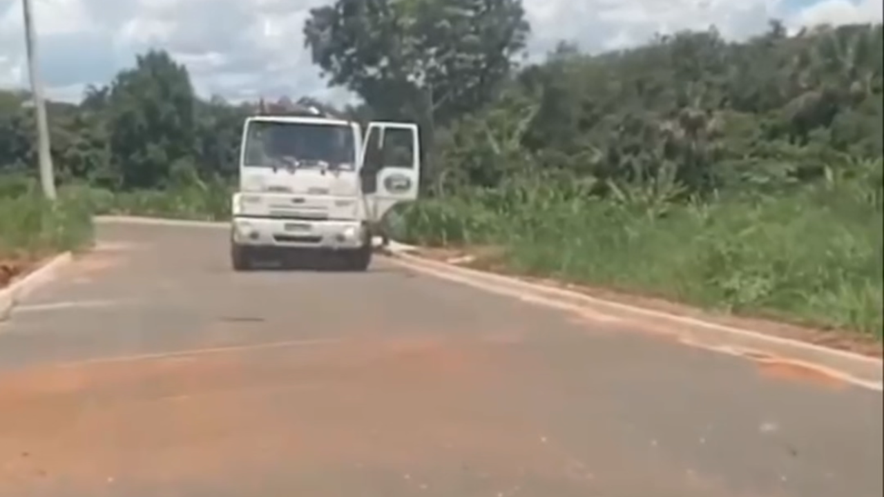 Vídeo: Caminhão limpa fossa é flagrado despejando dejetos em boca de lobo em Goiânia