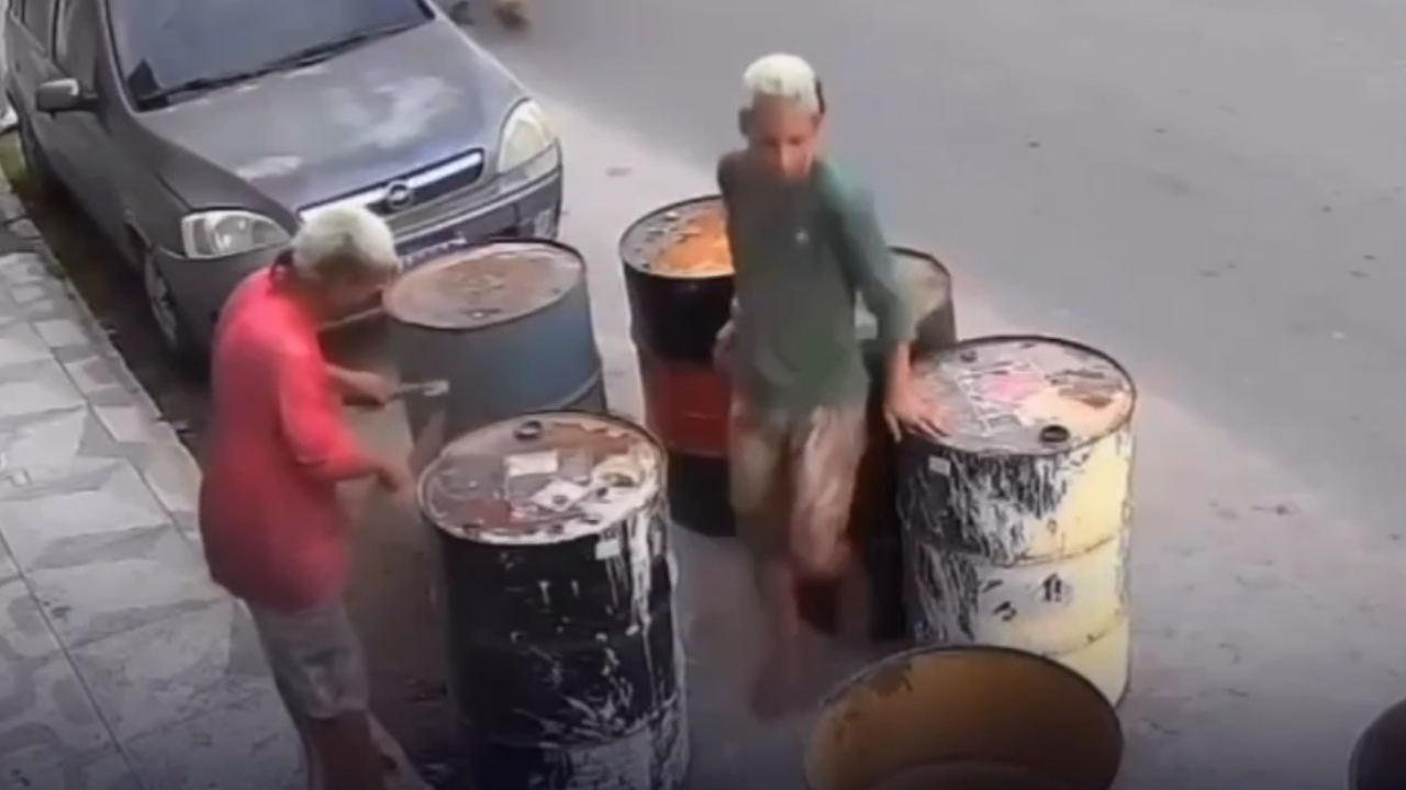 Vídeo: Tonel explode após jovem acender isqueiro durante manuseio de material inflamável