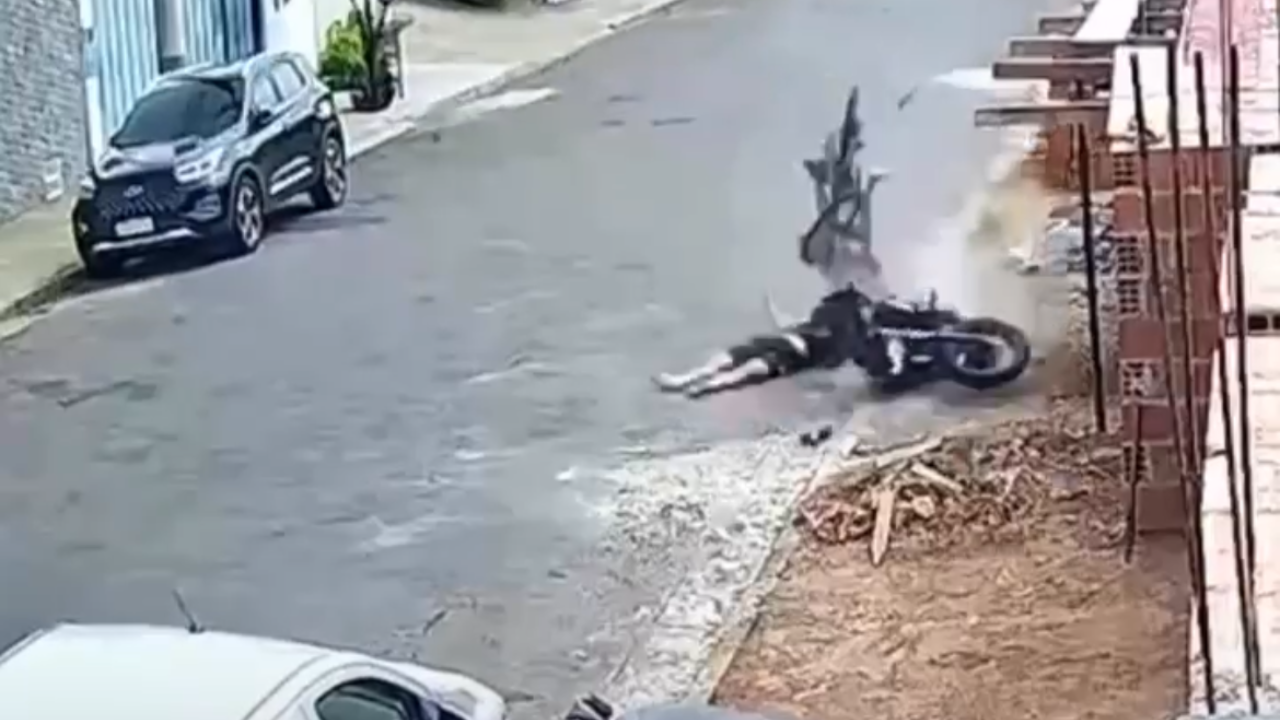 Vídeo: Ciclista é atingido por moto em acidente registrado por câmeras