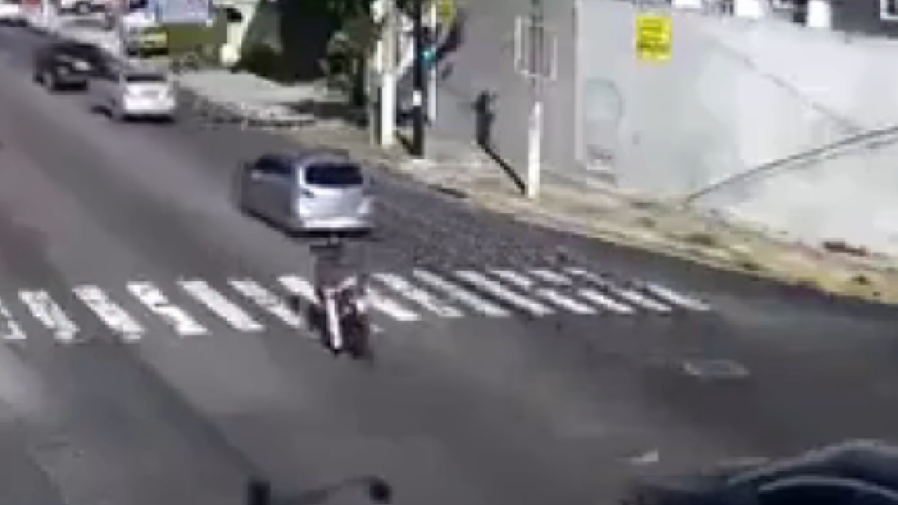 Vídeo: Acidente em cruzamento deixa motociclistas feridos após conversão mal feita