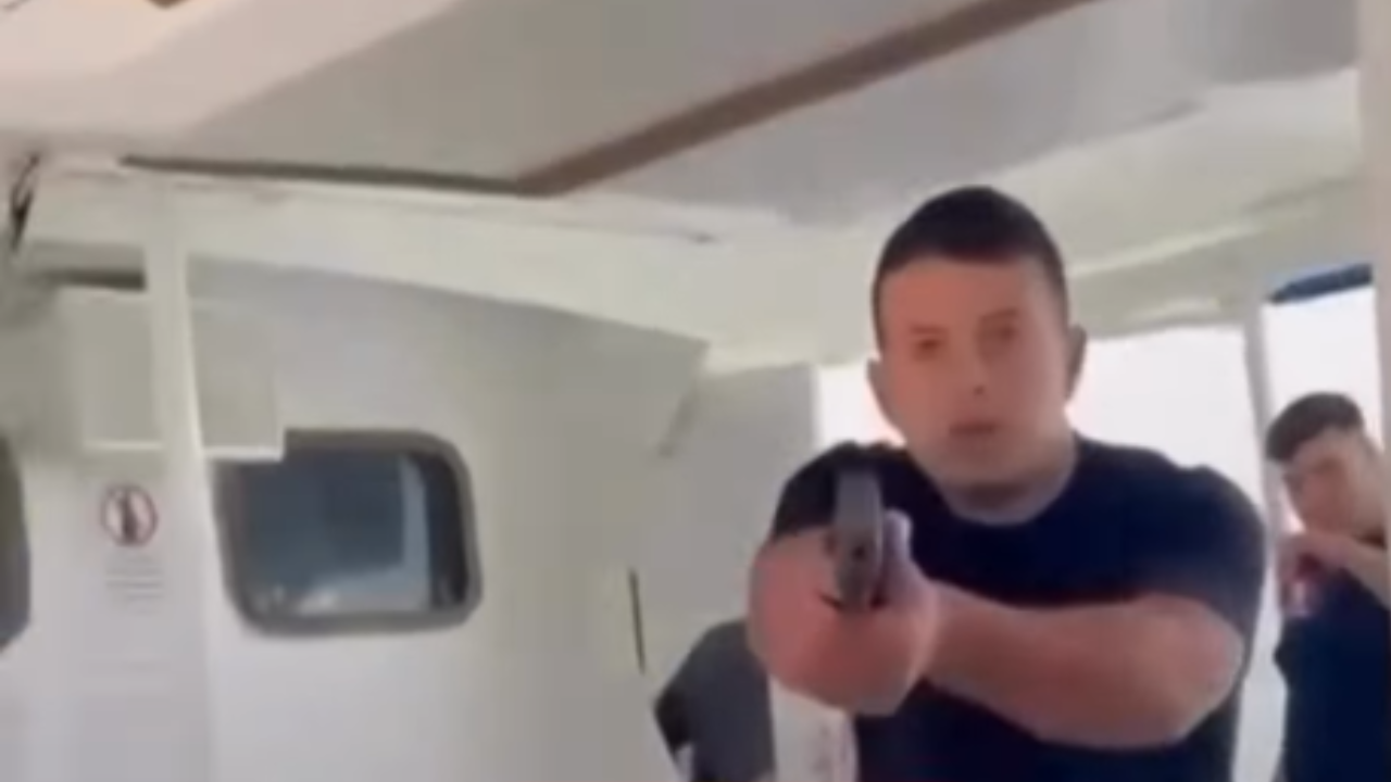 Policial militar atira em homem após discussão durante travessia de lancha