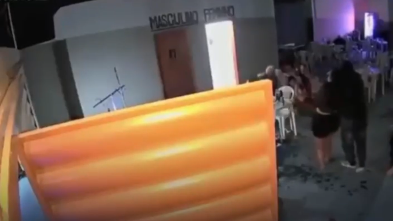 Vídeo: Homem é executado a tiros por quatro encapuzados em porta de bar