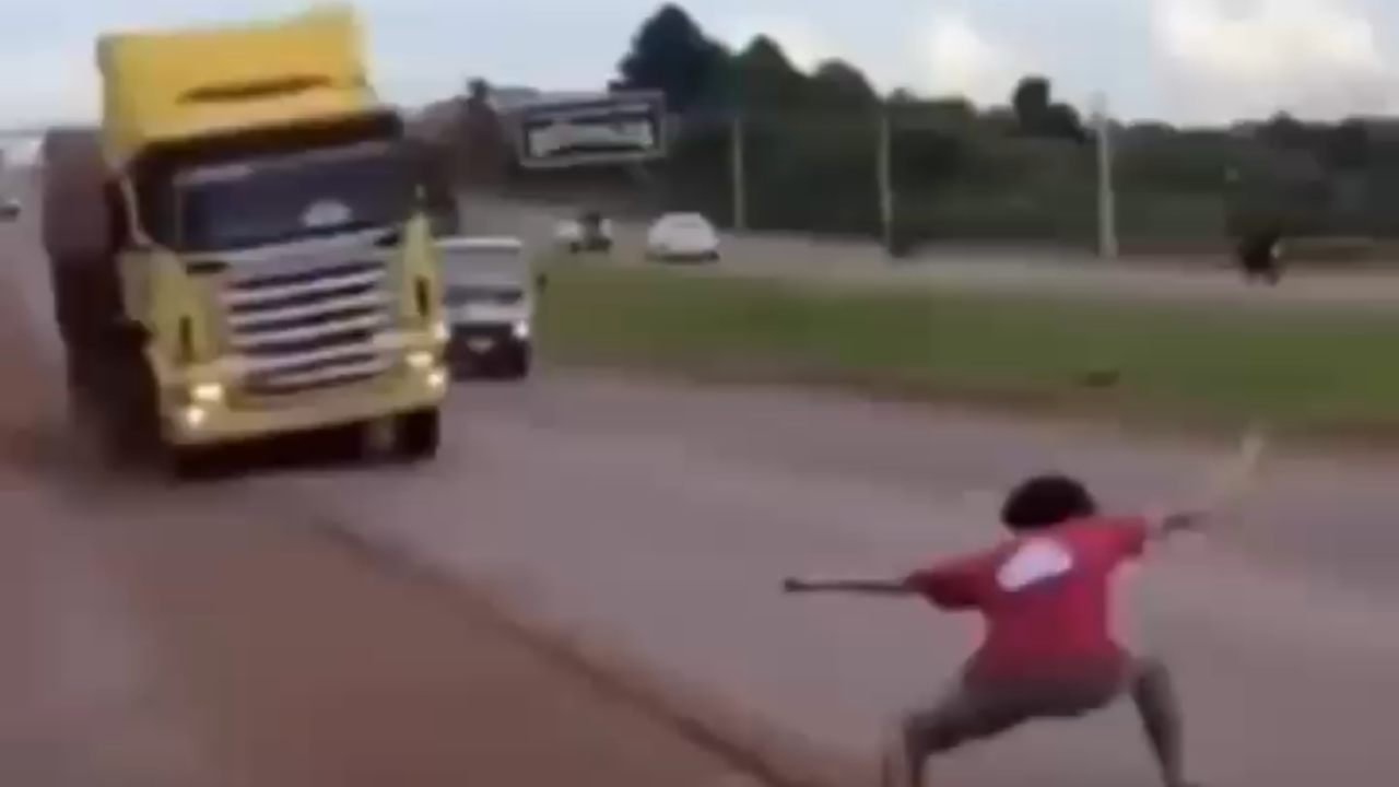Vídeo: Polícia prende jovem que se jogava à frente de caminhões em desafio viral