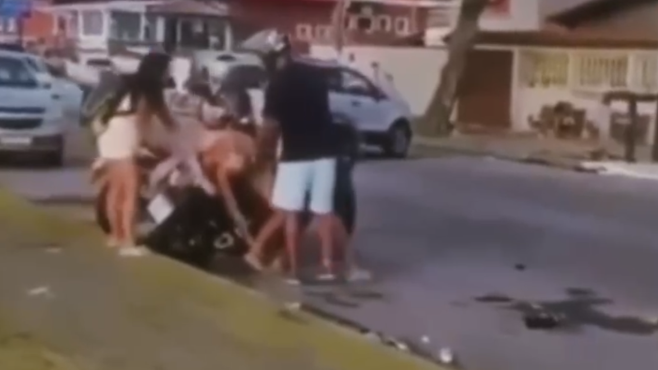Vídeo: Homem agride mulher em moto e é preso pela polícia após Réveillon
