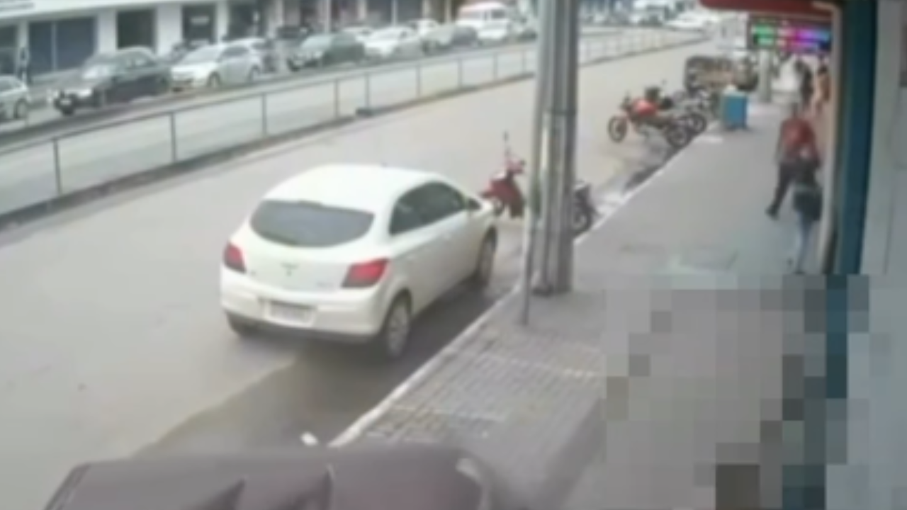 Mulher é atropelada após batida entre viatura da Rotam e carro em Goiânia