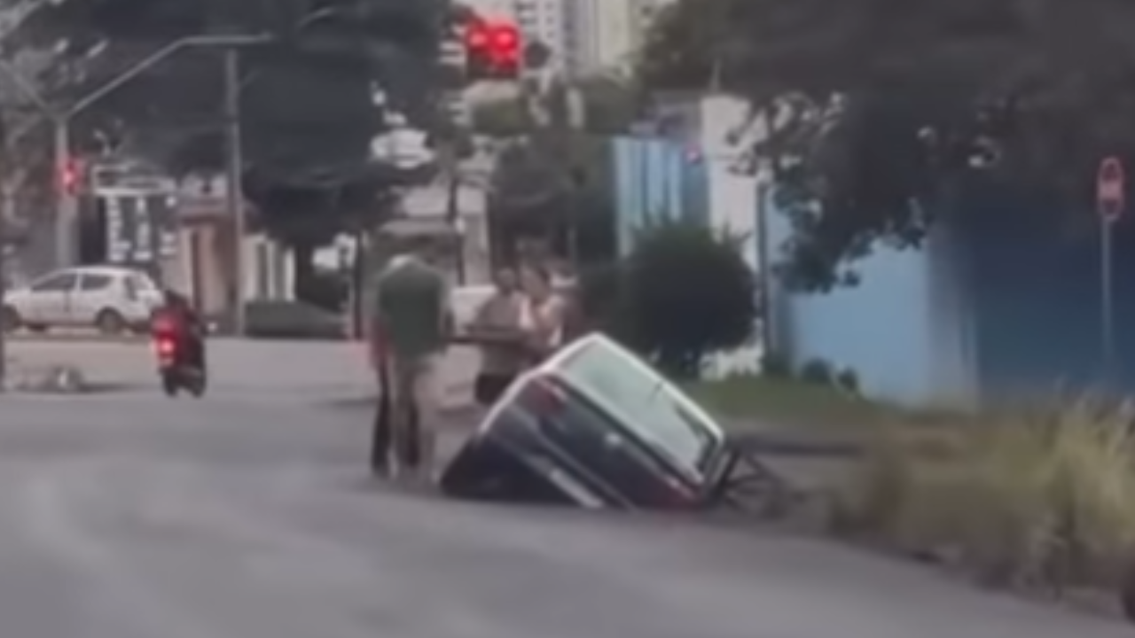 Carro cai em buraco no Setor Pedro Ludovico e cena chama atenção em Goiânia